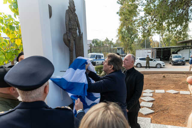 Ο Μιχάλης Χρυσοχοΐδης έκανε τα αποκαλυπτήρια του μνημείου για τον Γιώργο Λυγγερίδη στην έδρα των ΜΑΤ