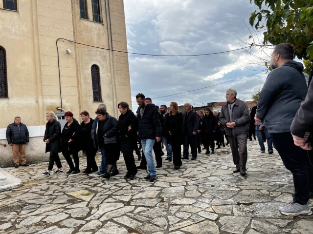 Θρήνος στην κηδεία της Δώρας που δολοφονήθηκε στο Αγρίνιο - Οργή για τον 30χρονο, οδηγείται στον εισαγγελέα