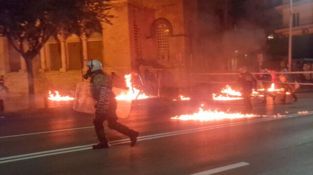 Live Update: Ολοκληρώθηκαν οι πορείες για το Πολυτεχνείο – Κουκουλοφόροι πέταξαν μολότοφ στα ΜΑΤ στην πορεία της Θεσσαλονίκης