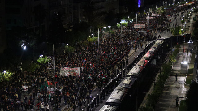 Live update: Σε εξέλιξη πορείες για το Πολυτεχνείο - Κουκουλοφόροι πέταξαν μολότοφ στα ΜΑΤ στην πορεία της Θεσσαλονίκης