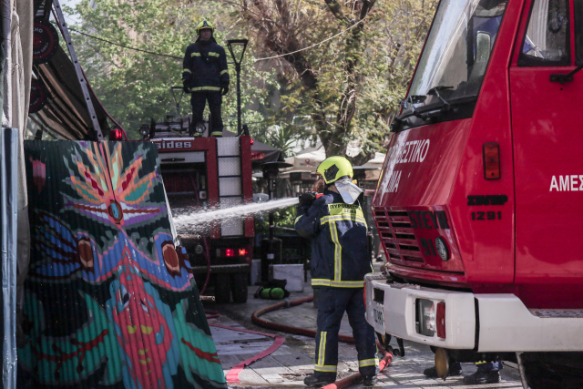 Φωτιά σε εγκαταλελειμμένο κτήριο στην Κουμουνδούρου