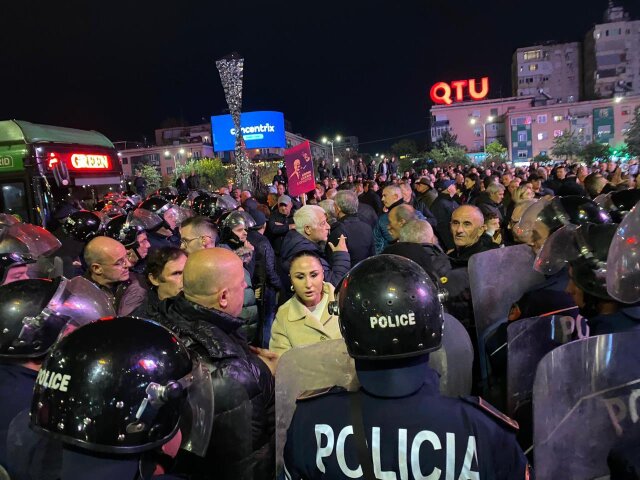 Ταραχές στα Τίρανα σε διαδήλωση της αντιπολίτευσης κατά της κυβέρνησης Ράμα