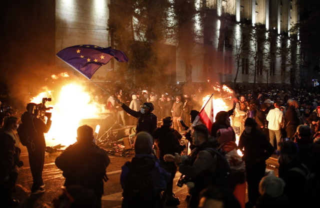 Γεωργία: Επεισόδια σε διαδήλωση υπέρ της ένταξης στην ΕΕ - Δακρυγόνα και πλαστικές σφαίρες από την αστυνομία