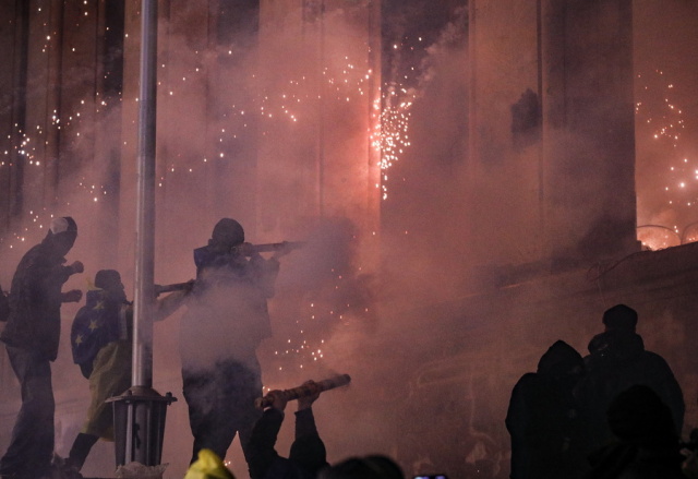 Διαδηλωτές εκτόξευσαν πυροτεχνήματα στη Γεωργία – Με δακρυγόνα απάντησαν οι αστυνομικοί