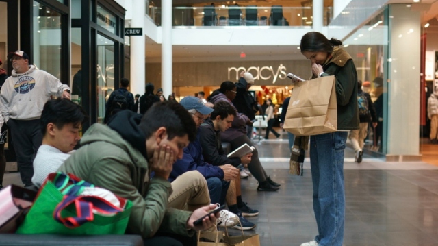 Black Friday: 126 εκατ. Αμερικανοί ψώνισαν σε καταστήματα με φυσική παρουσία - Περισσότεροι από την προ πανδημίας εποχή