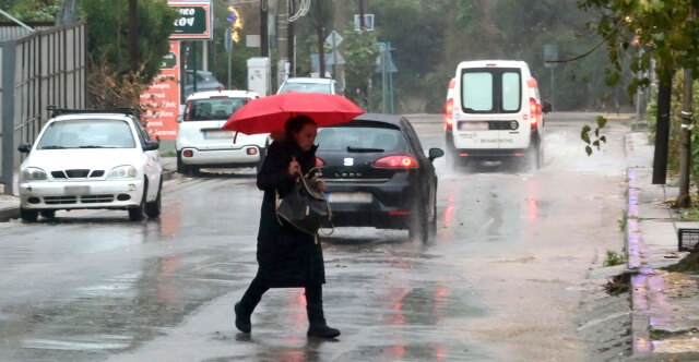 Καιρός: Ξαφνικό μπουρίνι με χαλάζι στην Αττική - Πώς θα εξελιχθεί η κακοκαιρία τις επόμενες ώρες