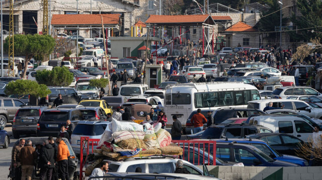 Live οι εξέλιξεις στη Συρία - Συνωστισμός χιλιάδων Σύρων στα σύνορα με τον Λίβανο για να επιστρέψουν στη χώρα τους