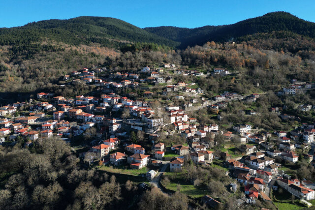 Συγγενής του Κωνσταντίνου Τασούλα ο τρίτος οικογενειάρχης που μετακομίζει στη Φουρνά Ευρυτανίας - Ζει στον Κολωνό και έχει τρία παιδιά