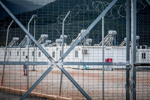 Μαλακάσα: Βίντεο από τα βασανιστήρια στον 16χρονο στη δομή μεταναστών – Τον ξεγύμνωσαν και τον χτύπησαν