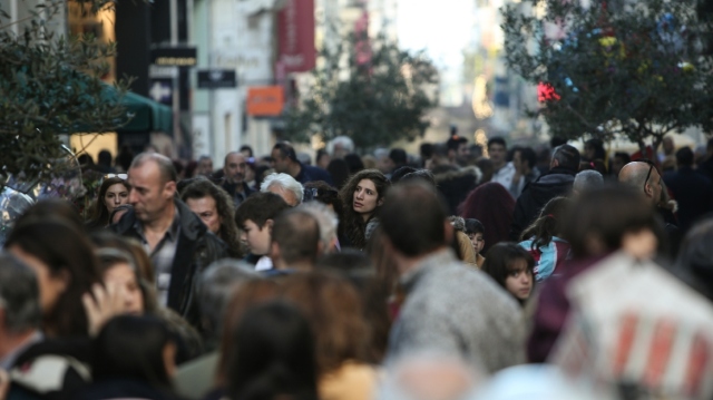 Βίντεο: Ανοικτά σήμερα τα εμπορικά καταστήματα – Κοσμοπλημμύρα στο κέντρο της Αθήνας