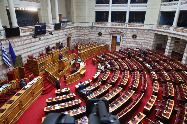 Στη Βουλή τα μέτρα για τράπεζες, ένστολους και χαμηλοσυνταξιούχους – Δείτε πίνακα με τα ποσά για το επίδομα επικινδυνότητας