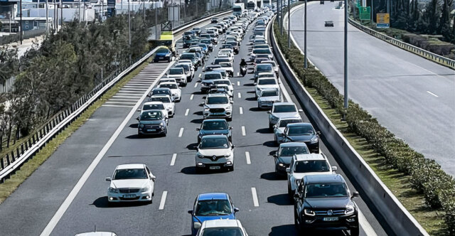 Απροσπέλαστη η Αττική Οδός, έπεσε τσιμέντο στον δρόμο –  Τεράστιες καθυστερήσεις στην Κηφισίας, στο κόκκινο ο Κηφισός