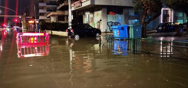 Κακοκαιρία Elena: Διακοπή κυκλοφορίας στην Ποσειδώνος, πλημμύρισε ο δρόμος – Βροχοπτώσεις σε όλη την Αττική, προβλήματα στην Εύβοια