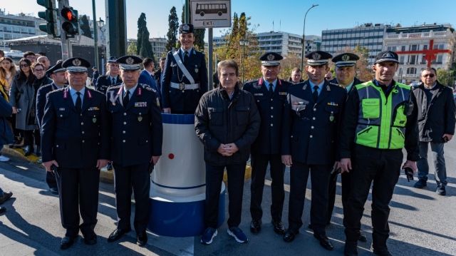 Χρυσοχοΐδης: Αντάλλαξε ευχές και έδωσε δώρα στην τροχονόμο στο βαρέλι στη πλατεία Συντάγματος