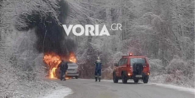 Διακόπηκε η κυκλοφορία στον δρόμο για το χιονοδρομικό κέντρο 3-5 Πηγάδια Ημαθίας – Αυτοκίνητο τυλίχθηκε στις φλόγες