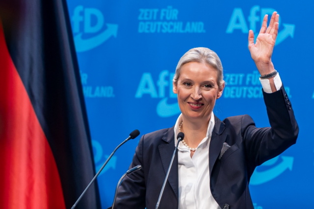 Γερμανία: Kλείνει την ψαλίδα το AfD μετά τη συζήτηση Βάιντεν-Μασκ και τις δηλώσεις περί «κομμουνιστή Χίτλερ»