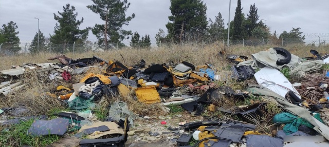 Θεσσαλονίκη: Τους έπιασαν ξανά να κόβουν παράνομα βαρέα οχήματα για ανταλλακτικά και να ρυπαίνουν το περιβάλλον