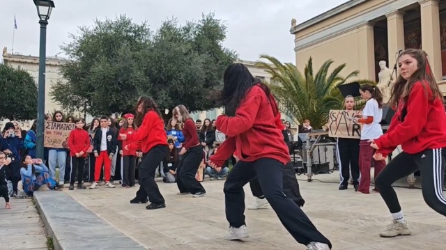 Μαθητές Μουσικών και Καλλιτεχνικών σχολείων στα Προπύλαια - Διαμαρτύρονται με χορό και τραγούδι