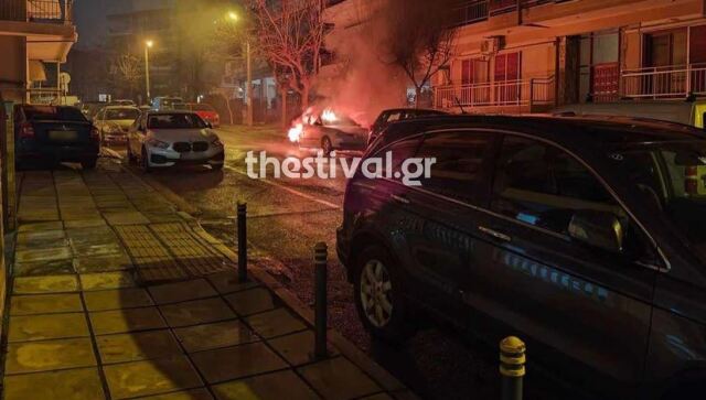 Φωτιά σε μηχανή και αυτοκίνητο στην Καλαμαριά, καταστράφηκε ολοσχερώς το δίκυκλο