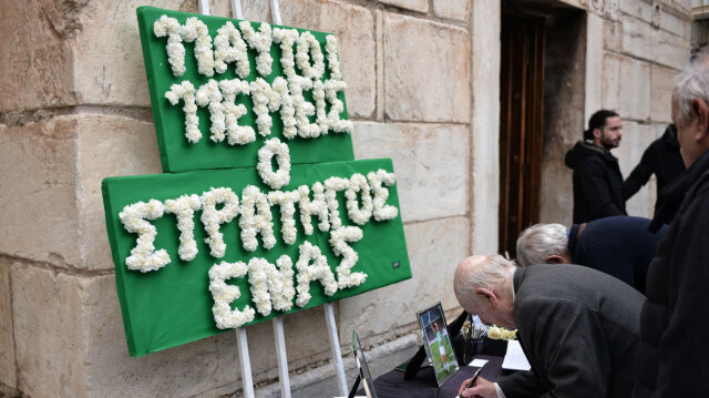 Μίμης Δομάζος - κηδεία: Ραγίζουν καρδιές στο λαϊκό προσκύνημα - Αλαφούζος, Φώτης Ιωαννίδης και η κόρη του στους επικήδειους