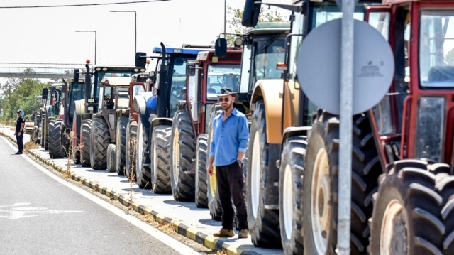 Θεσσαλονίκη: Στον κόμβο Μαλγάρων βγήκαν με τα τρακτέρ τους αγρότες της περιοχής