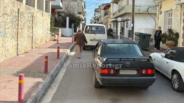 Οδηγός στη Λαμία παράτησε βαν στη μέση του δρόμου με τα κλειδιά μέσα - Το μετακίνησε άλλος μετά από ώρα