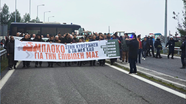 Κινητοποιήσεις αγροτών στη Θεσσαλία: Έκλεισαν τον κόμβο Ε65 και την ΠΑΘΕ στην Γυρτώνη (βίντεο)