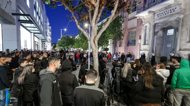 Στη φυλακή η μητέρα και ο πατριός του 3χρονου που βασανίστηκε στο Ηράκλειο - Δεκάδες πολίτες συγκεντρωμένοι έξω από τα Δικαστήρια