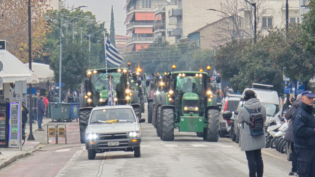 Μπλόκα αγροτών: Συνεχίζουν τις κινητοποιήσεις τους οι παραγωγοί Καρδίτσας και Φαρσάλων – Σήκωσαν τις μπάρες των διοδίων στον Ε65