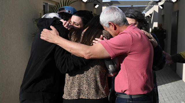 Στις αγκαλιές των συγγενών τους οι Ισραηλινοί που απελευθερώθηκαν από τη Χαμάς – Συγκίνηση και χαμόγελα