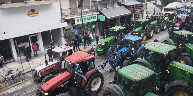 Αγροτικές κινητοποιήσεις: Μπήκαν με τα τρακτέρ μέσα στα Τρίκαλα οι αγρότες – Δείτε φωτογραφίες και βίντεο