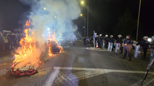 Αγρότες από το μπλόκο της Γυρτώνης έκαψαν μπάλες άχυρου στην ΠΑΘΕ – Δείτε βίντεο