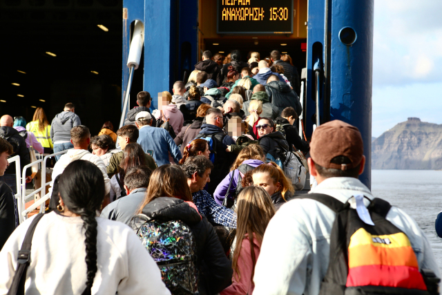 Σεισμοί στη Σαντορίνη: Αυξημένη κίνηση στο λιμάνι - Φεύγουν κάτοικοι «μέχρι να ηρεμήσει η κατάσταση»