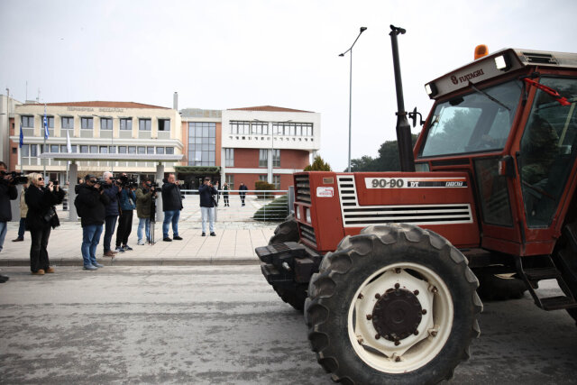 Λάρισα: Στην Περιφέρεια Θεσσαλίας έφτασαν με τα τρακτέρ τους οι αγρότες