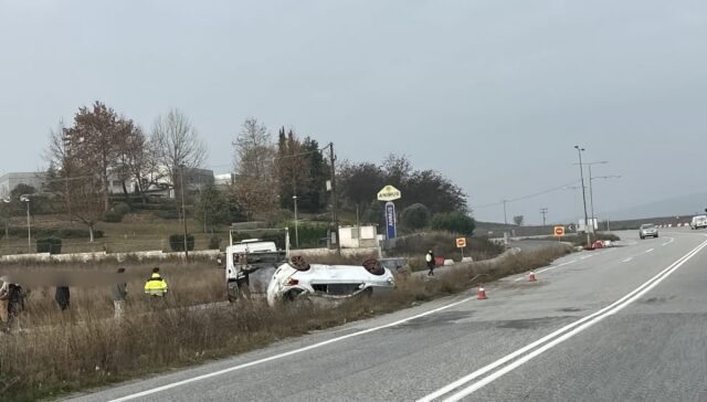 Τροχαίο με ανατροπή αυτοκινήτου στην εθνική οδό Λάρισας-Τρικάλων, ένας τραυματίας – Δείτε φωτογραφίες