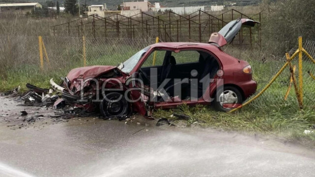 Τροχαίο με απεγκλωβισμό στο Ηράκλειο, μία γυναίκα στο νοσοκομείο - Δείτε φωτογραφίες