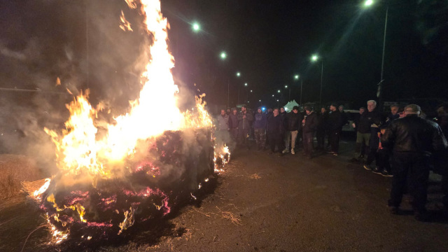 Οι αγρότες έκαψαν άχυρα στη Γυρτώνη - Έκλεισαν για λίγη ώρα τον κόμβο Ε65, δείτε βίντεο