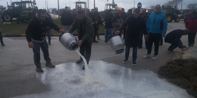 Συμβολικός αποκλεισμός του κόμβου Μεγαλοχωρίου από αγρότες