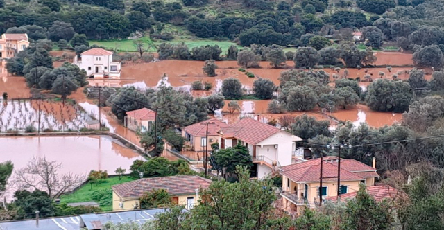 Καταστροφές από την κακοκαιρία στην Κεφαλονιά: Πλημμυρισμένοι δρόμοι, κατολισθήσεις και «πνιγμένα» χωριά από τη βροχή