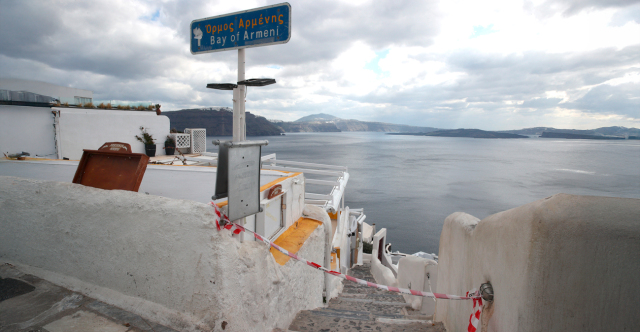 Νύχτα ηρεμίας με τους σεισμούς στη Σαντορίνη - Δημιουργείται νέος ηφαιστειακός κρατήρας στην Άνυδρο;