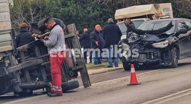 Τροχαίο στη Θεσσαλονίκη: Φορτηγό μηχάνημα έργου συγκρούστηκε με ΙΧ, τραυματίστηκε ανήλικη