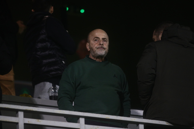&Pi;&alpha;&nu;&alpha;&theta;&eta;&nu;&alpha;ϊ&kappa;ό&sigmaf;: &Sigma;&tau;&omicron; &laquo;La Cartuja&raquo; &omicron; &Gamma;&iota;ά&nu;&nu;&eta;&sigmaf; &Alpha;&lambda;&alpha;&phi;&omicron;ύ&zeta;&omicron;&sigmaf; &delta;ί&pi;&lambda;&alpha; &sigma;&tau;&eta;&nu; &omicron;&mu;ά&delta;&alpha; &gamma;&iota;&alpha; &tau;&eta;&nu; &kappa;&rho;ί&sigma;&iota;&mu;&eta; &rho;&epsilon;&beta;ά&nu;&sigmaf; &mu;&epsilon; &tau;&eta;&nu; &Mu;&pi;έ&tau;&iota;&sigmaf;