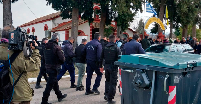 Σέρρες: Θλίψη στην κηδεία της 52χρονης που δολοφόνησε ο σύζυγός της – Φρουρούμενος ο γιος αποχαιρέτησε τη μητέρα του