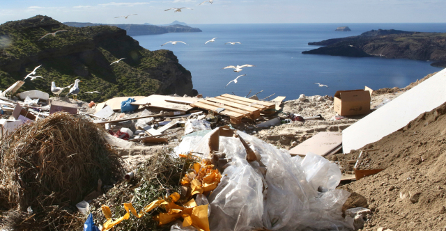 Τα «σκουπίδια με την πιο όμορφη θέα» και η περιβαλλοντική κρίση της Καλντέρας