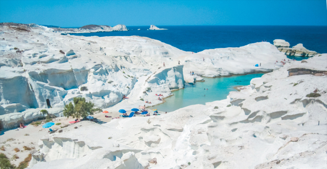 Eco-έγκλημα: Το Σαρακήνικο σώθηκε, αλλά όχι και οι «Κυκλάδες-Ντουμπάι»