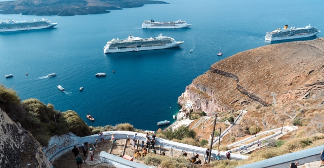 Τι θα συμβεί με τις κρουαζιέρες στη Σαντορίνη – Οι προκλήσεις για τις εταιρείες