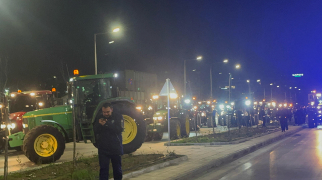 Διαμαρτυρία αγροτών στη Θεσσαλονίκη: Προσπάθησαν να βρεθούν έξω από το ξενοδοχείο που μιλούσε ο Μητσοτάκης - Δείτε βίντεο και φωτογραφίες