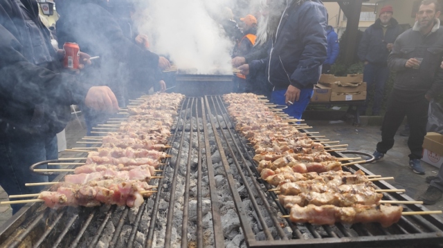 Τρίκαλα: Μια μεγάλη ψησταριά η Καλαμπάκα με 10.000 σουβλάκια για την Τσικνοπέμπτη