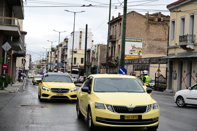 Έξω από το υπουργείο Μεταφορών οι οδηγοί ταξί - Απεργούν για τη διέλευση από τις λεωφορειολωρίδες