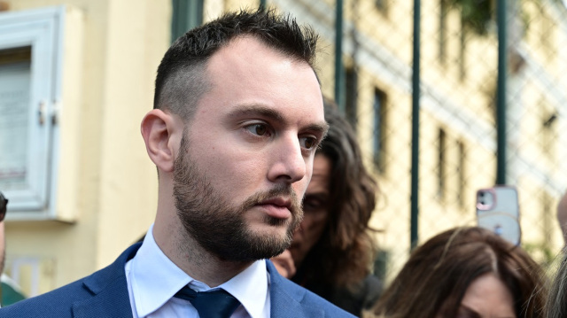 Πανό για τα Τέμπη άνοιξε στη Βουλή ο βουλευτής Κώστας Φλώρος